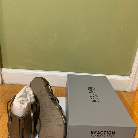 New Kenneth Cole Lost Look Gladiator Laceup Sandal - Picture 11 of 12